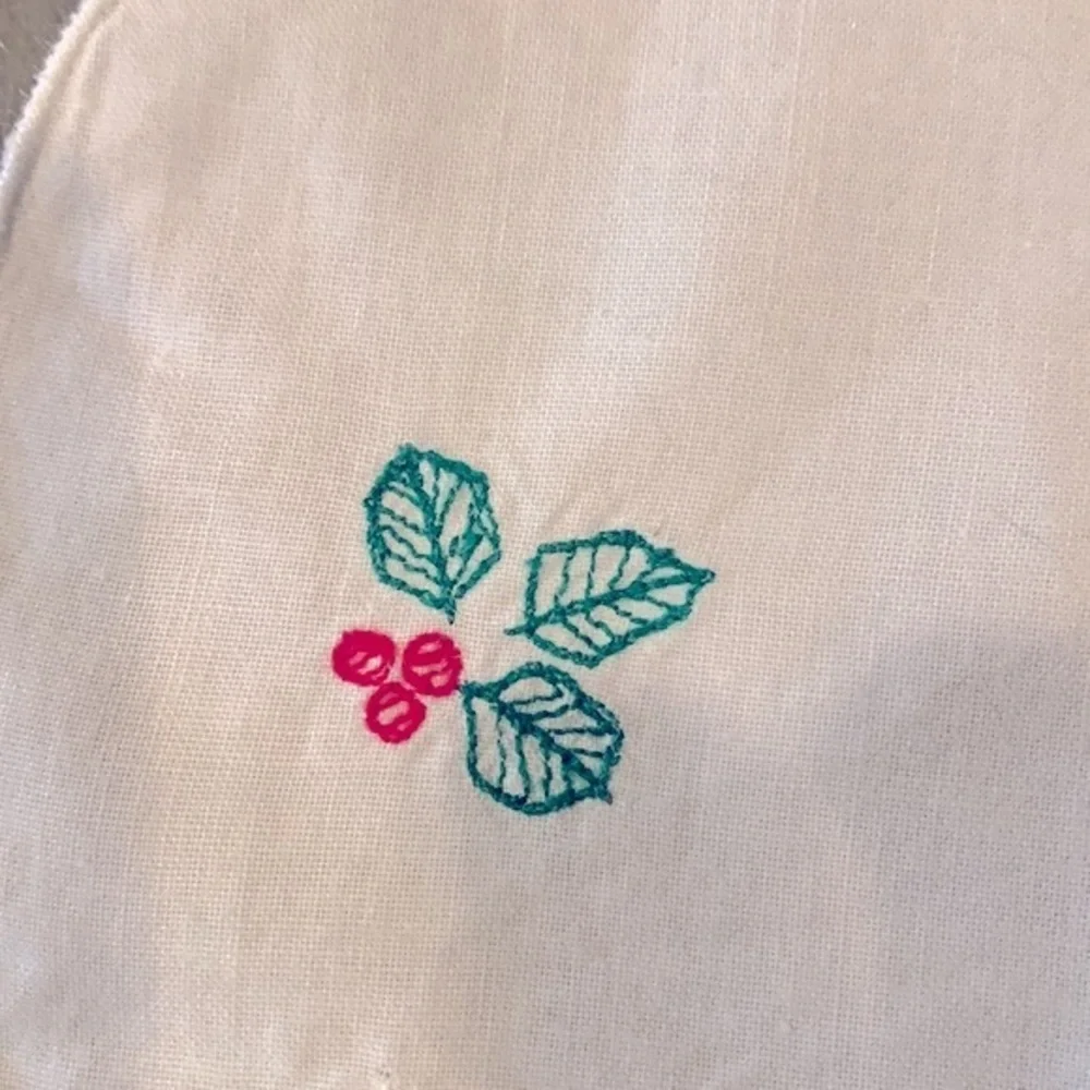 NWOT Needwork Holly Cloth Napkins 16x16 (7)‎ Cotton